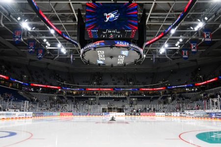 Adler Mannheim gegen Straubing Tigers - PENNY DEL