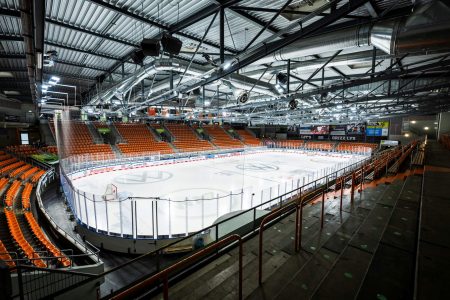 bersicht in der leeren Eis Arena Wolfsburg vor dem Spiel zwischen den Grizzlys Wolfsburg und den Straubing Tigers am 12.10.2025 in Wolfsburg, Deutschland. (Foto von Moritz Eden / City-Press GmbH Bildagentur)
